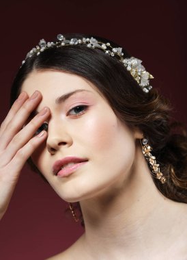 Güzel gelin portresi makyaj ve saç stili, elmas taclı kız, mücevher modeli.