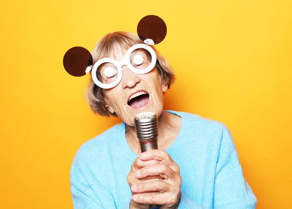 Styl Życia Emocje Koncepcja Starców Szczęśliwa Starsza Pani Niebieskim Swetrze — Zdjęcie stockowe