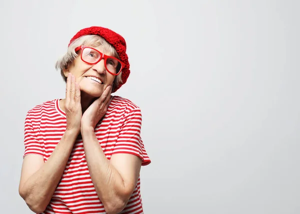 Estilo Vida Emoção Conceito Pessoas Idosas Idosa Feliz Mulher Vestindo — Fotografia de Stock