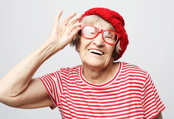 Lifestyle Συναίσθημα Και Ηλικιωμένοι Έννοια Ηλικιωμένοι Ευτυχισμένη Γυναίκα Φορώντας Κόκκινο — Φωτογραφία Αρχείου
