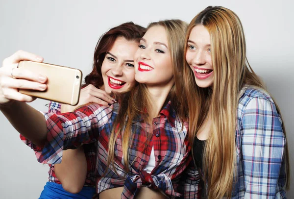 Três elegantes meninas hipster sexy melhores amigos tomando selfie com telefone móvel — Fotografia de Stock