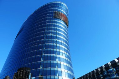 Şehir merkezindeki modern ofis binası, yaz günü