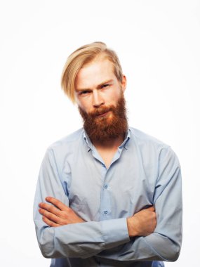 Yaşam tarzı ve insan konsepti: genç sakallı adam kollarını kavuşturuyor, beyaz arka plan