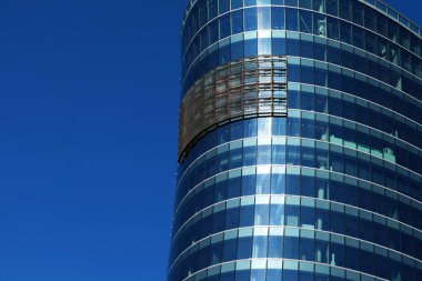 Şehir merkezindeki modern ofis binası, yaz günü