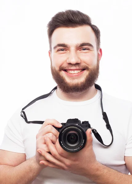 Mladý Vousatý Fotograf Při Pohledu Fotografie Obrazovce Fotoaparátu Přes Bílé — Stock fotografie