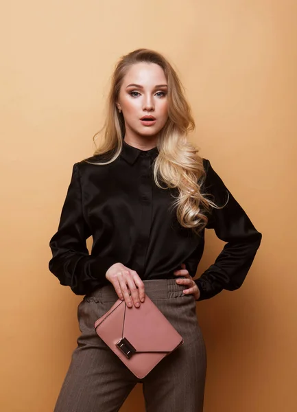 Beautiful Blonde Girl Black Blouse Brown Trousers Holds Fashionable Pink — Stock Photo, Image