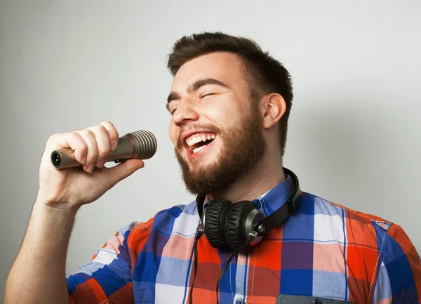 Çocuk Sallanıyor Mikrofona Şarkı Söyleyen Yakışıklı Bir Adamın Görüntüsü Gri — Stok fotoğraf