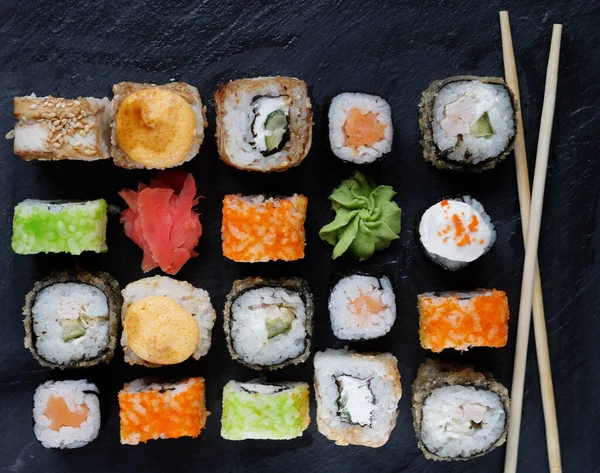 Uppsättning Sushi Och Maki Stenbord Platt Ligg Ovanifrån — Stockfoto