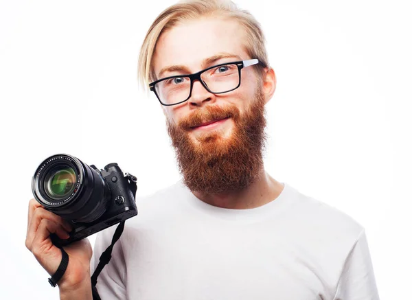 Jovem Fotógrafo Barbudo Usando Óculos Olhando Para Fotos Tela Câmera — Fotografia de Stock
