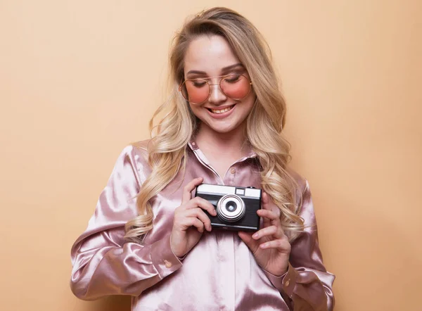 Retrato Una Hermosa Niña Sonriente Con Camisa Rosa Pie Aislada —  Fotos de Stock