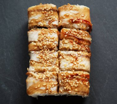 Japon yemekleri balık ve avokado ile birlikte. Kapat..