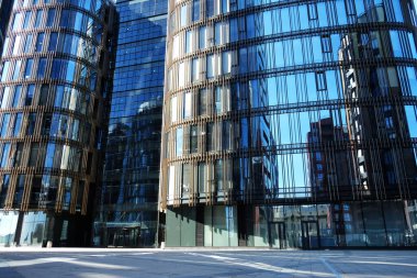 Modern ofis binasının girişi, yaz günü.