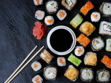 Suşi ve maki seti taş masada. Düz yatış, üst görünüm