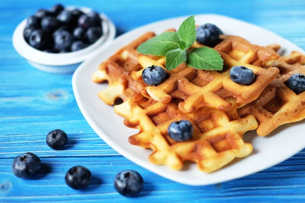 Geleneksel Belçika Waffleları Taze Böğürtlenler Beyaz Tabakta Şeker Tozu Mavi — Stok fotoğraf