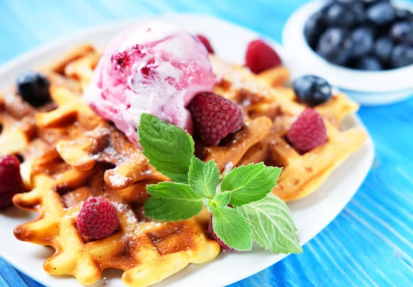 Taze Böğürtlenli Belçika Waffle Ları Mavi Ahşap Arka Planda Dondurma — Stok fotoğraf