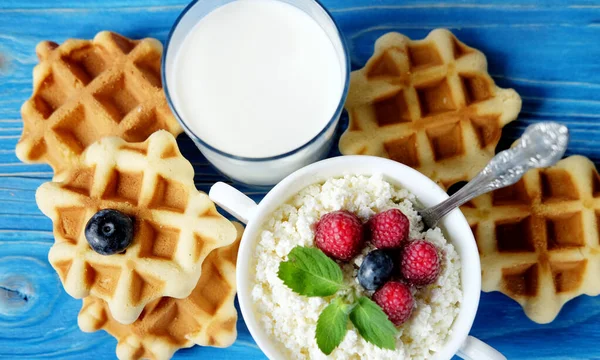 Queso Cabaña Con Bayas Frescas Gofres Leche Sobre Fondo Madera — Foto de Stock