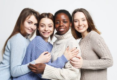 Dört çok ırklı, Afrikalı Amerikalı ve Avrupalı kadının portresi