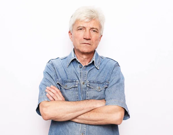 Old people, emotion and modern lifestyle concept. Senior smiling man with gray hair wearing casual with crossed arms. — Stock Photo, Image