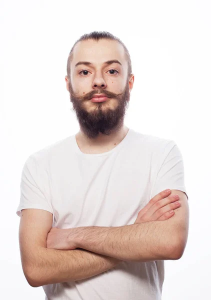 Stile di vita e concetto di persone: uomo barbuto con le braccia incrociate su sfondo bianco — Foto Stock
