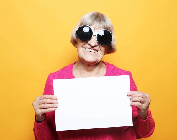 Retrato Mulher Velha Vestindo Suéter Rosa Grandes Óculos Sol Com — Fotografia de Stock