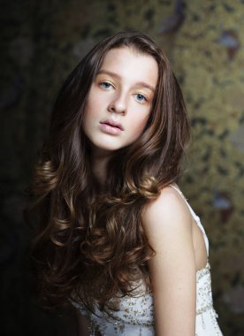 Uzun dalgalı ve parlak saçlı güzel bir kadın. Kıvırcık saçlı, beyaz elbiseli sarışın kadın..