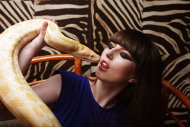 Genç seksi esmer kadın piton tutuyor, büyük yılan..