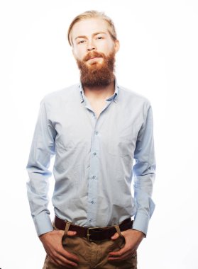 Beyaz arka planda kameraya bakan kızıl sakallı genç ve yakışıklı bir hippi portresi. Yaşam tarzı ve insan kavramı.