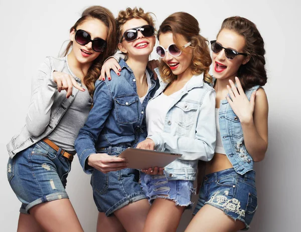 Quatre filles hipster amis avec tablette numérique — Photo