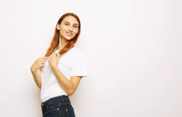 Élégante Jeune Femme Aux Longs Cheveux Roux Portant Shirt Blanc — Photo