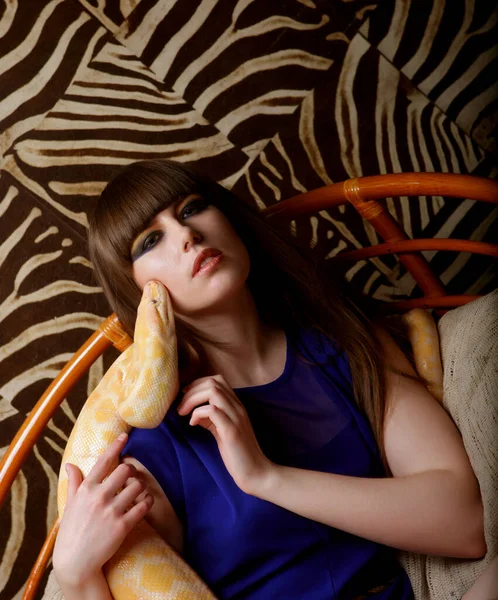 年轻的恋物癖女人 化装得光彩夺目 手里拿着一条巨蛇 — 图库照片