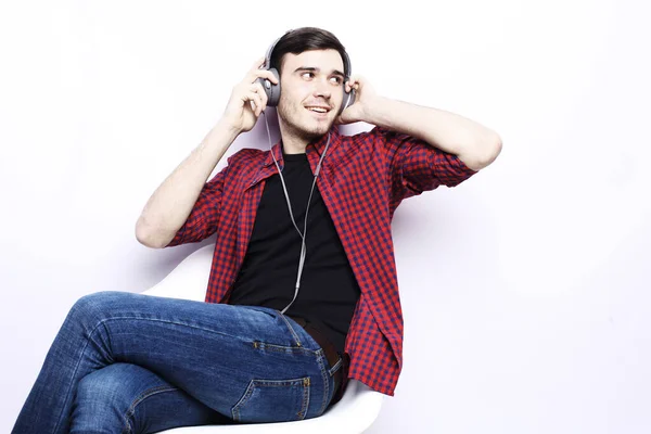Knappe Man Met Een Gewone Koptelefoon Zittend Stoel Luistermuziek — Stockfoto