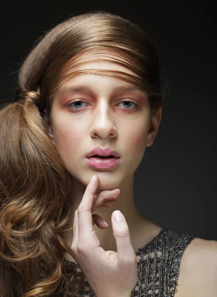 Beautiful Long Blond Haired Hairy Girl Hairdresser Weaves French Braid — Stock Photo, Image