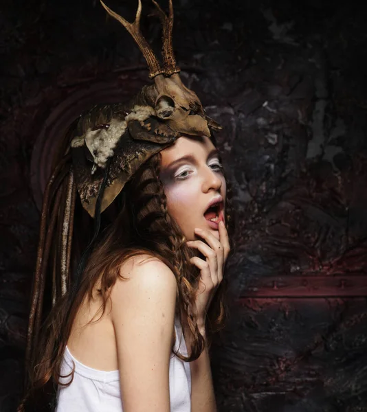 Mujer Joven Con Maquillaje Brillante Trenzas Cráneo Cabeza Posando Sobre — Foto de Stock