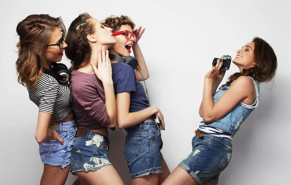 Glückliche Freundinnen beim Fotografieren mit der Vintage-Kamera, vor grauem Hintergrund — Stockfoto