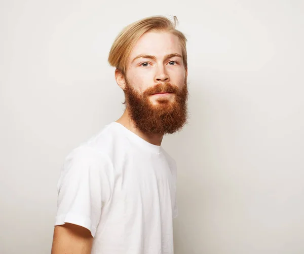 Retrato Jovem Hipster Bonito Com Barba Vermelha Olhando Para Câmera — Fotografia de Stock