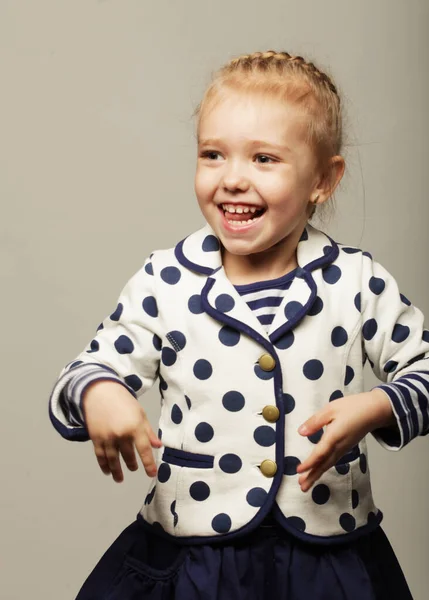 Niedliches Lachendes Mädchen Kind Vor Grauem Hintergrund Glückliche Kindheit — Stockfoto