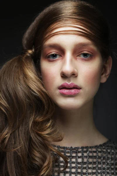 Hermosa Mujer Con Maquillaje Tonos Rosas Modelo Niña Con Trenza — Foto de Stock