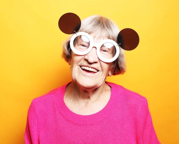Zdjęcie Dobrego Nastroju Szczęśliwy Uśmiech Pozytywna Staruszka Nosić Różowy Sweter — Zdjęcie stockowe