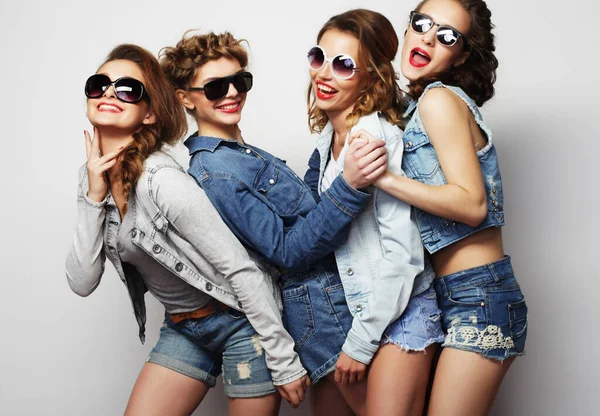 Skupina čtyř mladých žen přátel — Stock fotografie