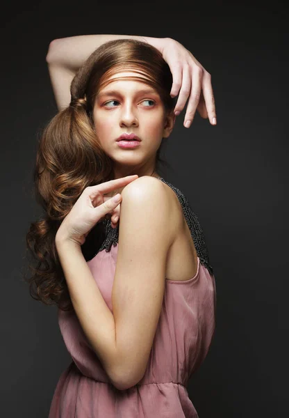 Mulher Bonita Com Maquiagem Tons Rosa Modelo Menina Com Trança — Fotografia de Stock