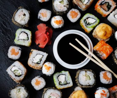 Suşi ve soya soslu maki seti. Düz yerde, üst tarafta. Japon yemeği..