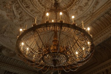 İç manzarada eski bir avize var. Romantik iç mekan.