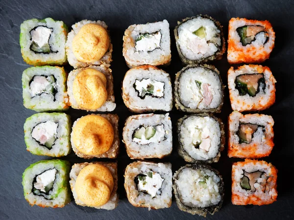 Comida Japonesa Sushi Rollos Maki Ands Con Atún Salmón Camarones —  Fotos de Stock