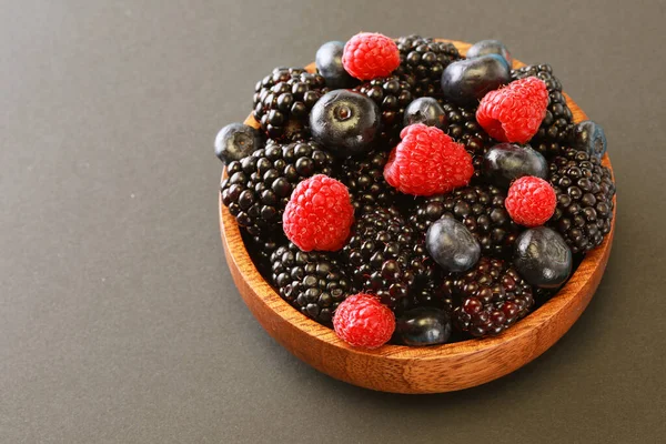 Gesunde Ernährung Ernährung Und Ernährungskonzept Brombeeren Himbeeren Blaubeeren Auf Einer — Stockfoto