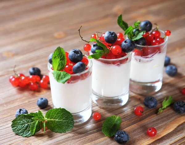 Reggelt Egészséges Reggeli Fehér Joghurt Friss Bogyókkal Üvegedényben Alapon — Stock Fotó