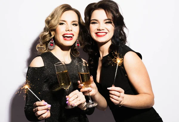 İki Zengin Kadın Şampanya Kristali ve Işıltısıyla Gülüyor . — Stok fotoğraf