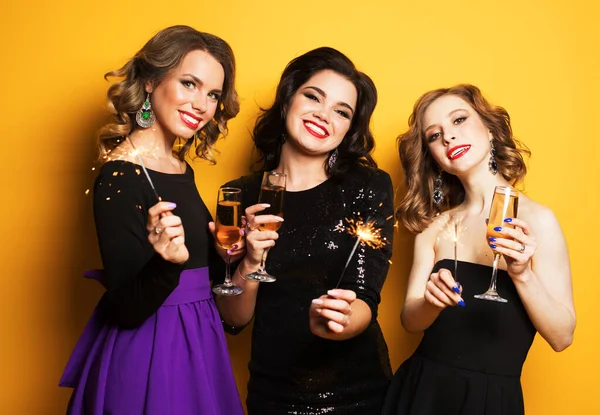 Młode kobiety w kieliszkach do szampana i ogniu — Zdjęcie stockowe