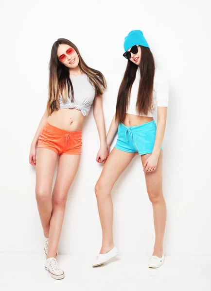 Módní portrét dvou usmívajících se mladých modelů v letních neformálních hipsterských šatech izolovaných na bílém. Plná délka. — Stock fotografie