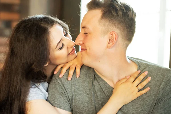 Estilo de vida, familia y jóvenes concepto: encantadora pareja enamorada abrazándose y besándose en la cocina —  Fotos de Stock