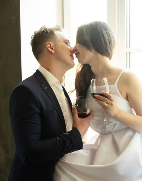 A menyasszony és a vőlegény kezében borral teli poharak. — Stock Fotó
